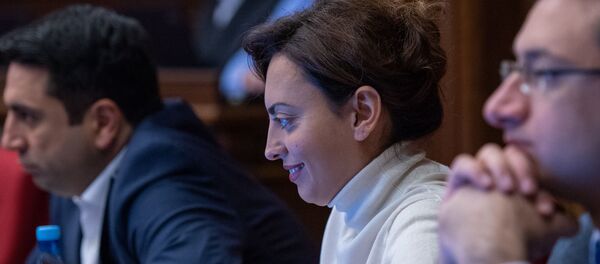 Депутат Лена Назарян на внеочередном заседании Парламента Армении (24 октября 2018). Еревaн Депутат Лена Назарян на внеочередном заседании Парламента Армении (24 октября 2018). Еревaн - Sputnik Армения