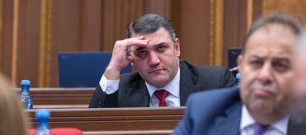 Депутат Геворг Костанян на внеочередном заседании Парламента Армении (24 октября 2018). Еревaн Депутат Геворг Костанян на внеочередном заседании Парламента Армении (24 октября 2018). Еревaн - Sputnik Արմենիա