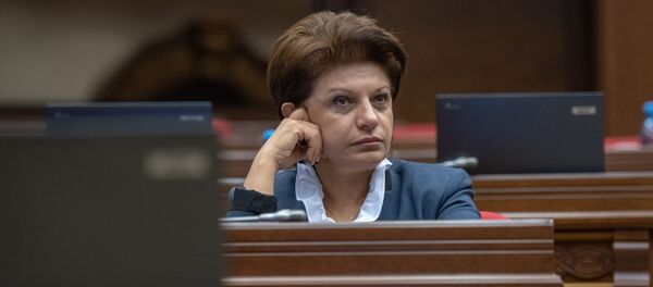 Депутат Карине Аджемян на внеочередном заседании Парламента Армении (24 октября 2018). Еревaн Депутат Карине Аджемян на внеочередном заседании Парламента Армении (24 октября 2018). Еревaн - Sputnik Արմենիա