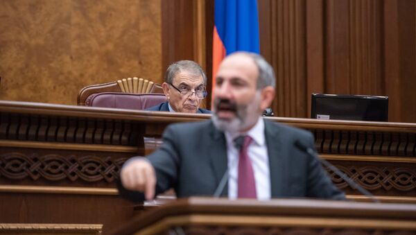 Спикер Парламента Ара Баблоян на внеочередном заседании Парламента Армении (24 октября 2018). Еревaн - Sputnik Արմենիա