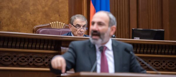 Спикер Парламента Ара Баблоян на внеочередном заседании Парламента Армении (24 октября 2018). Еревaн Спикер Парламента Ара Баблоян на внеочередном заседании Парламента Армении (24 октября 2018). Еревaн - Sputnik Արմենիա