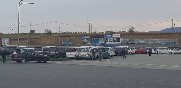 Праворульные машины в транзитной зоне на армяно-грузинской границе Праворульные машины в транзитной зоне на армяно-грузинской границе - Sputnik Армения