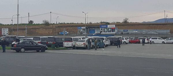 Праворульные машины в транзитной зоне на армяно-грузинской границе Праворульные машины в транзитной зоне на армяно-грузинской границе - Sputnik Արմենիա