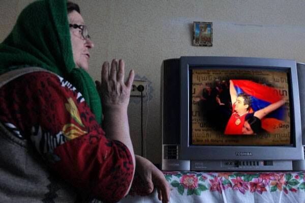 Бабушка смотрит телевизор Бабушка смотрит телевизор - Sputnik Արմենիա