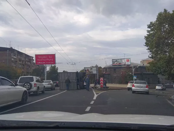 Крупное ДТП в Ереване: перевернулся КАМАЗ, движение в городе парализовано Крупное ДТП в Ереване: перевернулся КАМАЗ, движение в городе парализовано - Sputnik Армения