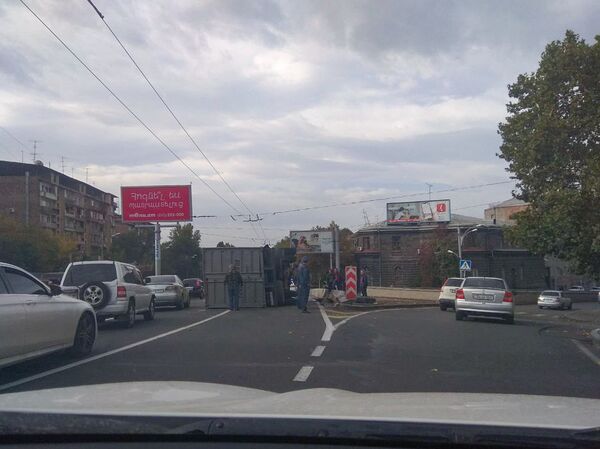 Крупное ДТП в Ереване: перевернулся КАМАЗ, движение в городе парализовано - Sputnik Армения