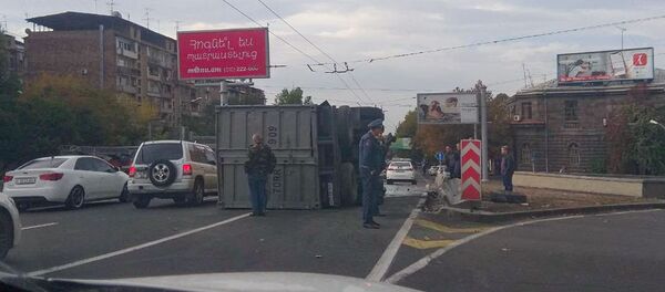 Перевернувшийся грузовой автомобиль на проспекте Мясникяна Перевернувшийся грузовой автомобиль на проспекте Мясникяна - Sputnik Армения
