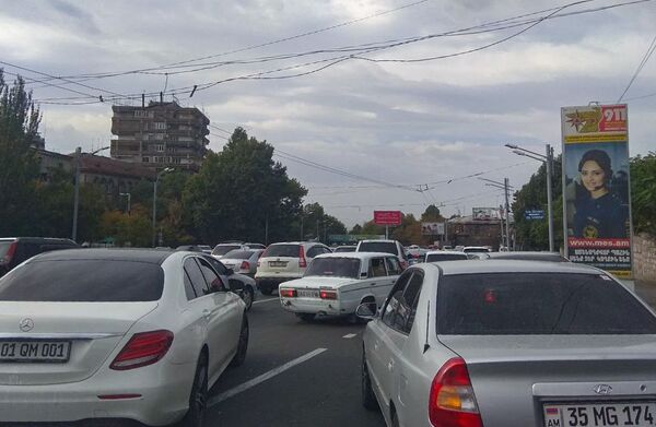 Крупное ДТП в Ереване: перевернулся КАМАЗ, движение в городе парализовано - Sputnik Армения