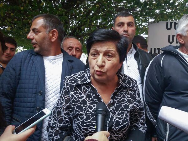 Житель села Урцадзор Рузанна Саргсян на акции протеста перед зданием правительства в Ереване (25 октября 2018). Еревaн - Sputnik Армения