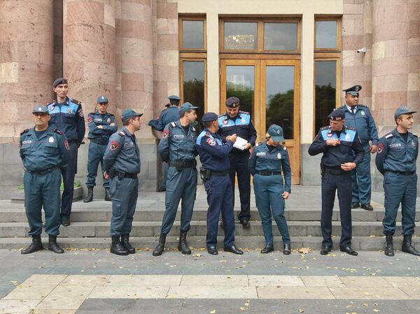 Полицейские охраняют вход в дом Правительства от митингующих (25 октября 2018). Еревaн Полицейские охраняют вход в дом Правительства от митингующих (25 октября 2018). Еревaн - Sputnik Արմենիա