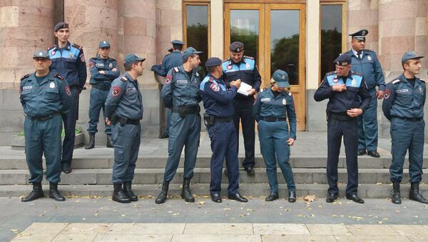 Полицейские охраняют вход в дом Правительства от митингующих (25 октября 2018). Еревaн - Sputnik Армения