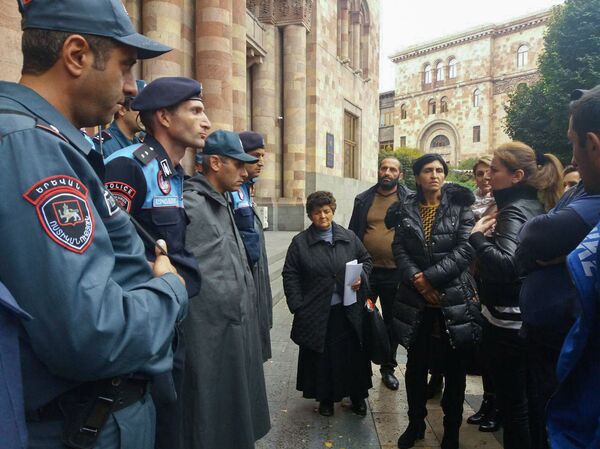 Урцадзорцы собрались на акцию протеста перед домом Правительства (25 октября 2018). Еревaн Урцадзорцы собрались на акцию протеста перед домом Правительства (25 октября 2018). Еревaн - Sputnik Արմենիա