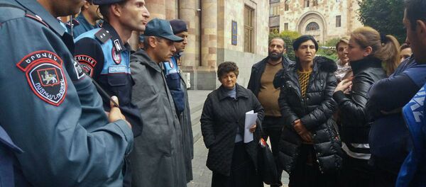 Урцадзорцы собрались на акцию протеста перед домом Правительства (25 октября 2018). Еревaн Урцадзорцы собрались на акцию протеста перед домом Правительства (25 октября 2018). Еревaн - Sputnik Армения