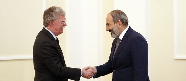 И.о. премьер-министра Армении Никол Пашинян принял советника президента США по национальной безопасности Джона Болтона (25 октября 2018). Еревaн - Sputnik Армения