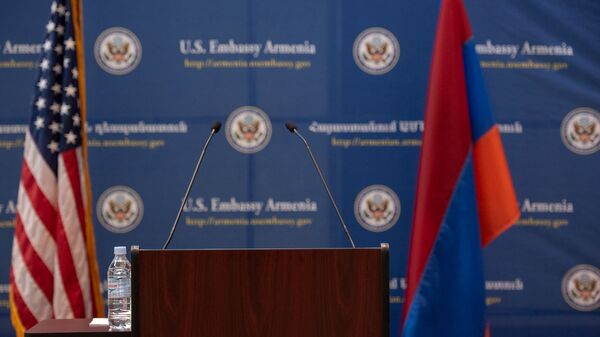 Трибуна перед началом пресс-конференция Джона Болтона в Посольстве США в Армении (25 октября 2018). Еревaн - Sputnik Армения