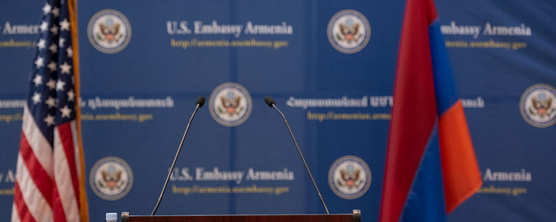 Трибуна перед началом пресс-конференция Джона Болтона в Посольстве США в Армении (25 октября 2018). Еревaн - Sputnik Արմենիա, 1920, 21.10.2021