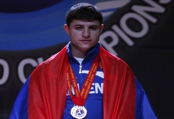 Андраник Карапетян стал чемпионом Европы по тяжелой атлетике среди молодежи Андраник Карапетян стал чемпионом Европы по тяжелой атлетике среди молодежи - Sputnik Армения