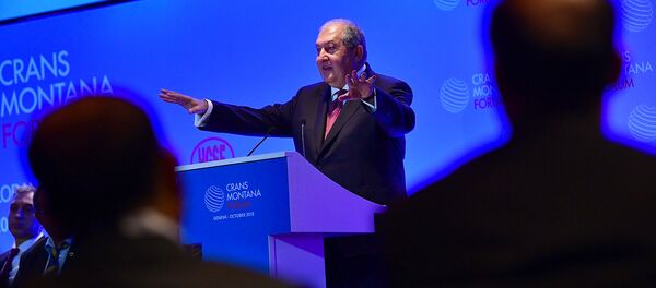Президент Армении Армен Саркисян принял участие на ежегодном форуме Crans Montana Родина и всемирная безопасность (26 октября 2018). Женева Президент Армении Армен Саркисян принял участие на ежегодном форуме Crans Montana Родина и всемирная безопасность (26 октября 2018). Женева - Sputnik Արմենիա