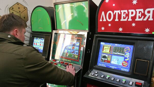 Посетитель интернет-салона с игровыми автоматами - Sputnik Армения