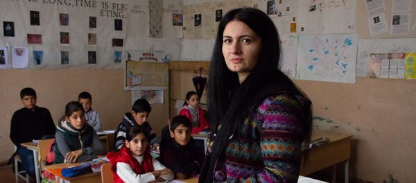 И.о. директора средней школы села Птхунк Кнарик Тоноян И.о. директора средней школы села Птхунк Кнарик Тоноян - Sputnik Армения