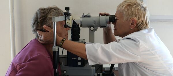 Врач-окулист принимает пациента Врач-окулист принимает пациента - Sputnik Армения