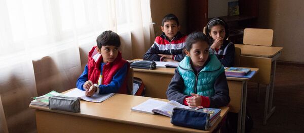 Классная комната в средней школе села Птхунк Классная комната в средней школе села Птхунк - Sputnik Армения