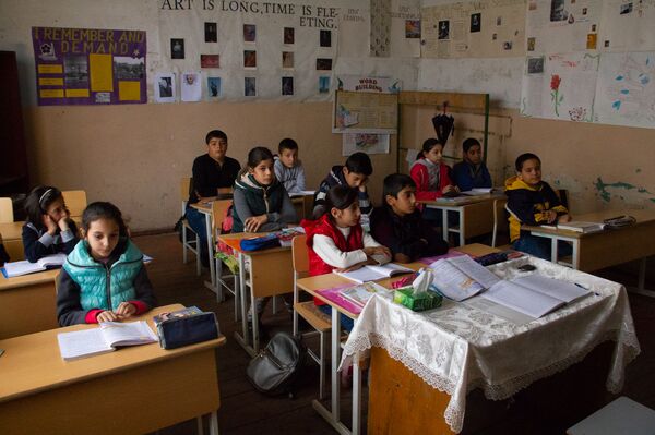 Классная комната в средней школе села Птхунк Классная комната в средней школе села Птхунк - Sputnik Արմենիա