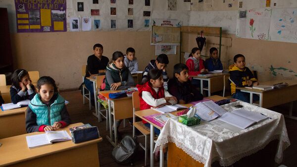 Классная комната в средней школе села Птхунк - Sputnik Армения