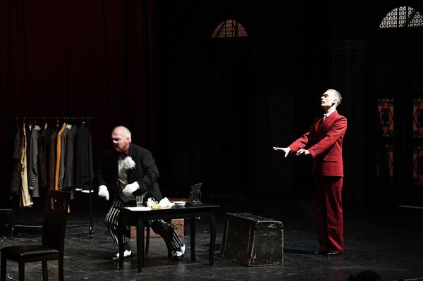 Здоровье не позволило: Джигарханян не сумел приехать в свой театр на премьеру - Sputnik Армения