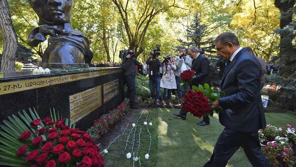 И.о. премьер-министра Никол Пашинян и спикер Парламента Ара Баблоян возложили цветы к мемориалу жертвам 27 октября 1999 года (27 октября 2018). Еревaн - Sputnik Արմենիա