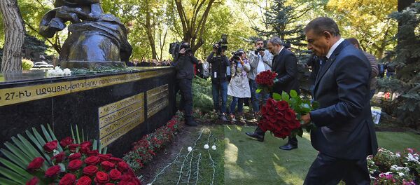 И.о. премьер-министра Никол Пашинян и спикер Парламента Ара Баблоян возложили цветы к мемориалу жертвам 27 октября 1999 года (27 октября 2018). Еревaн И.о. премьер-министра Никол Пашинян и спикер Парламента Ара Баблоян возложили цветы к мемориалу жертвам 27 октября 1999 года (27 октября 2018). Еревaн - Sputnik Армения