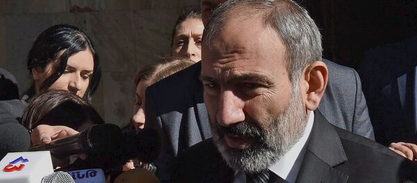 И.о. премьер-министра Никол Пашинян встретился с журналистами после посещения мемориала жертвам 27 октября 1999 года (27 октября 2018). Еревaн - Sputnik Армения