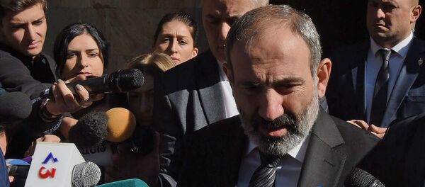 И.о. премьер-министра Никол Пашинян встретился с журналистами после посещения мемориала жертвам 27 октября 1999 года (27 октября 2018). Еревaн И.о. премьер-министра Никол Пашинян встретился с журналистами после посещения мемориала жертвам 27 октября 1999 года (27 октября 2018). Еревaн - Sputnik Армения