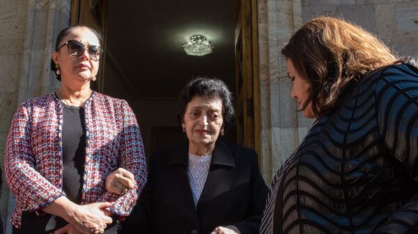 Вдова Карена Демирчяна Римма Демирчян встретилась с журналистами после посещения мемориала жертвам 27 октября 1999 года (27 октября 2018). Еревaн - Sputnik Արմենիա