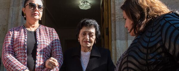 Вдова Карена Демирчяна Римма Демирчян встретилась с журналистами после посещения мемориала жертвам 27 октября 1999 года (27 октября 2018). Еревaн Вдова Карена Демирчяна Римма Демирчян встретилась с журналистами после посещения мемориала жертвам 27 октября 1999 года (27 октября 2018). Еревaн - Sputnik Армения