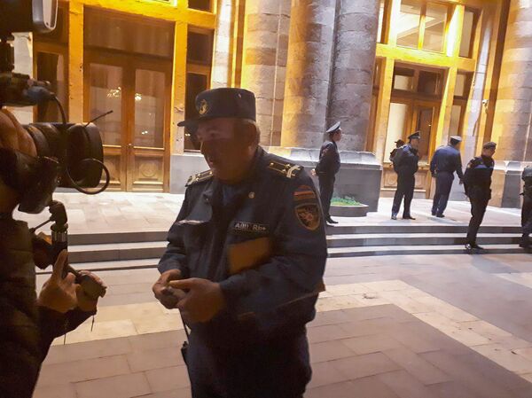 Полицейские перед домом Правительства (27 октября 2018). Еревaн - Sputnik Армения