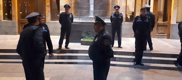 Полицейские перед домом Правительства (27 октября 2018). Еревaн Полицейские перед домом Правительства (27 октября 2018). Еревaн - Sputnik Армения