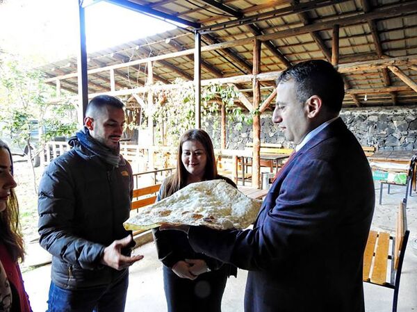 Француз, попрощавшийся с Азнавуром на армянском, приехал в Ереван, чтобы спеть снова - Sputnik Армения