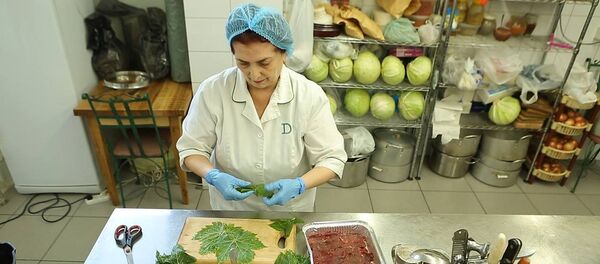 Как приготовить армянскую толму с необычным фаршем. Видеорецепт Как приготовить армянскую толму с необычным фаршем. Видеорецепт - Sputnik Армения