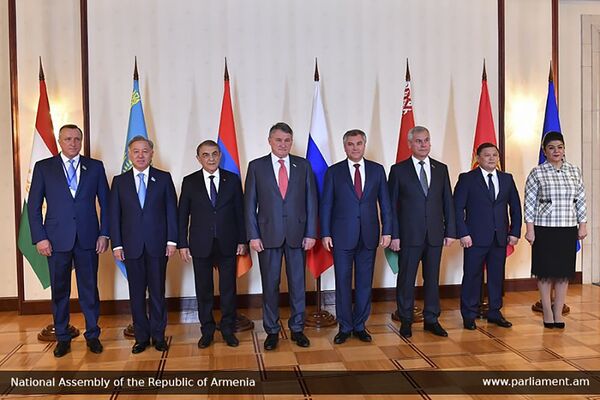 Внешняя политика Армении после досрочных выборов не изменится – Ара Баблоян - Sputnik Армения