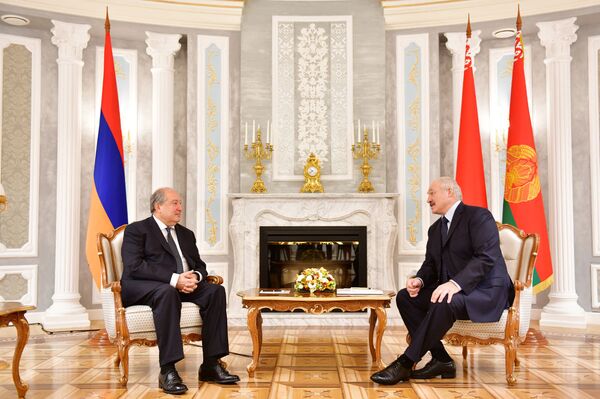 Президенты Армении и Беларуси обсуждали всё и вся — Карабах и поставки оружия Президенты Армении и Беларуси обсуждали всё и вся — Карабах и поставки оружия - Sputnik Армения