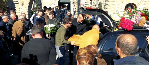 Съемочная группа Sputnik Грузия побывала на похоронах восьмилетней девочки Нани Бериашвили, которую жестоко убили в Гори Съемочная группа Sputnik Грузия побывала на похоронах восьмилетней девочки Нани Бериашвили, которую жестоко убили в Гори - Sputnik Армения