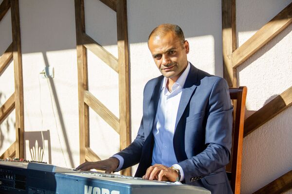 Տավուշցի գինեգործը հարսնացու է փնտրում և պապի բաղադրատոմսով գինի առաջարկում Տավուշցի գինեգործը հարսնացու է փնտրում և պապի բաղադրատոմսով գինի առաջարկում - Sputnik Արմենիա