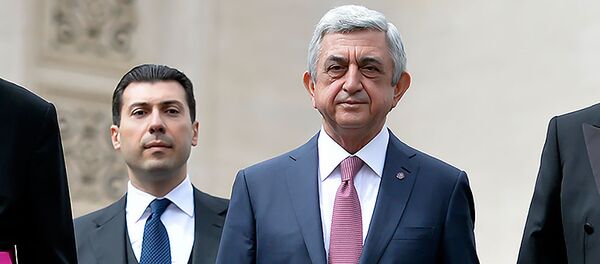 Третий президент Серж Саргсян и посол РА в Ватикане Микаел Минасян на церемонии освящения памятника Нарекаци (5 апреля 2018). Ватикан Третий президент Серж Саргсян и посол РА в Ватикане Микаел Минасян на церемонии освящения памятника Нарекаци (5 апреля 2018). Ватикан - Sputnik Армения