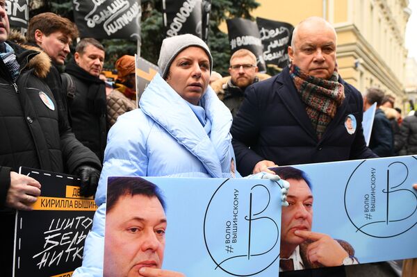 Акция солидарности с Кириллом Вышинским прошла у посольства Украины в Москве Акция солидарности с Кириллом Вышинским прошла у посольства Украины в Москве - Sputnik Армения