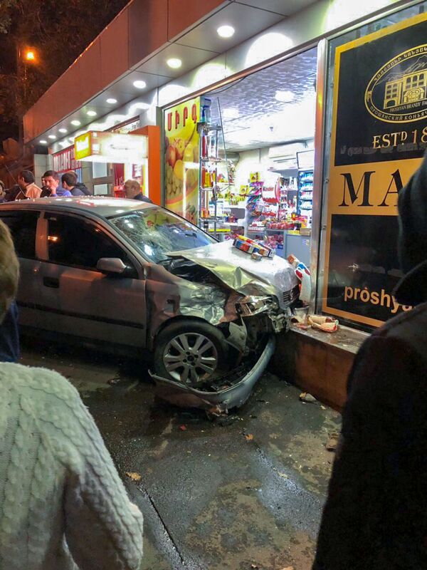 Երևանում ավտոմեքենան մխրճվել է խանութի մեջ. լուսանկար Երևանում ավտոմեքենան մխրճվել է խանութի մեջ. լուսանկար - Sputnik Արմենիա