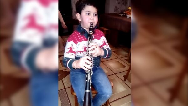 8-летний Боря Адамян играет на кларнете ''Шалахо'' - Sputnik Армения