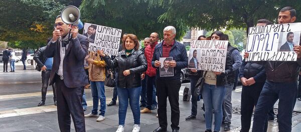 Сторонники лидера вооруженной группы Артура Варданяна на акции протеста перед зданием правительства Армении (5 ноября 2018). Еревaн Сторонники лидера вооруженной группы Артура Варданяна на акции протеста перед зданием правительства Армении (5 ноября 2018). Еревaн - Sputnik Արմենիա