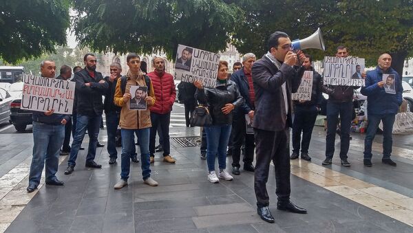 Сторонники лидера вооруженной группы Артура Варданяна на акции протеста перед зданием правительства Армении (5 ноября 2018). Еревaн - Sputnik Արմենիա