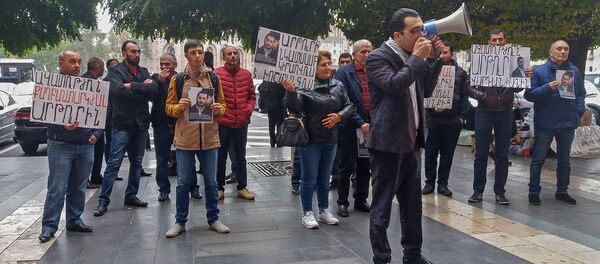 Сторонники лидера вооруженной группы Артура Варданяна на акции протеста перед зданием правительства Армении (5 ноября 2018). Еревaн Сторонники лидера вооруженной группы Артура Варданяна на акции протеста перед зданием правительства Армении (5 ноября 2018). Еревaн - Sputnik Армения